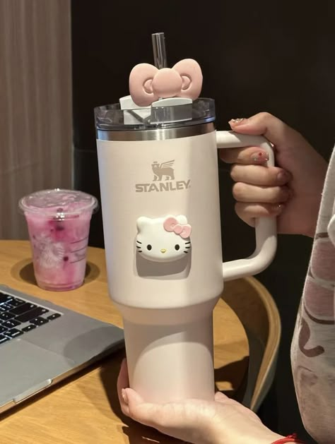 Pink Stanley Cup, Preppy Tips, Pink Stanley, Trendy Water Bottles, Coffee Smoothie, Cute Water Bottles, Pretty Mugs, Pink Hello Kitty, Stanley Quencher