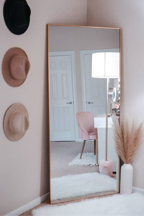 Big Mirror In Bedroom, Blob Mirrors, Mirror Bedroom Decor, Mirror Bedroom, Corner Decor, Cute Bedroom Decor, Makeover Bedroom, Living Room Mirrors, Length Mirror