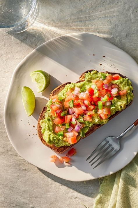 Salsa-Topped Avocado Toast Simple Diet Recipes, Avocado Toast Food Photography, Avocado Cheese Toast, Healthy Clean Eating Snacks, Toast Ideas Dinner, Quick Food Ideas Snacks, Healthy Food Dishes Breakfast, Cultural Breakfast, Toasts Ideas