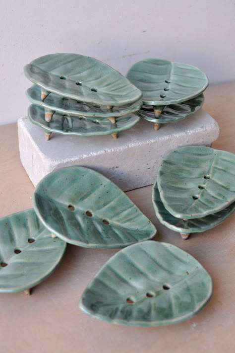 Leaf Soap Dish Tutorial — pottery to the people Cerámica Ideas, Pottery Workshop, Pottery Handbuilding, Ceramic Soap Dish, Diy Ceramic, Clay Crafts Air Dry, Keramik Design, Pottery Gifts, Pottery Dishes