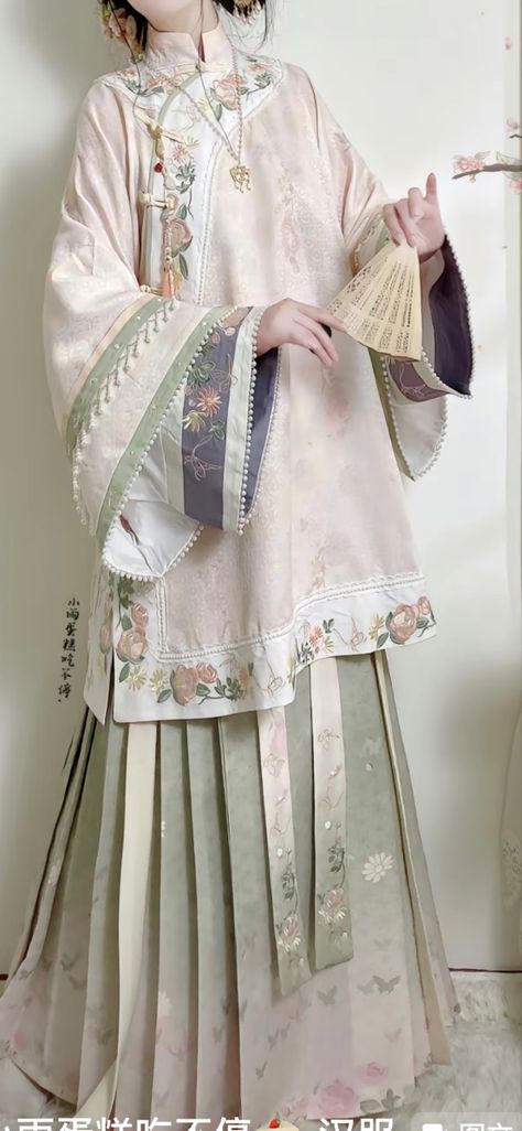 Chinese Ming Dynasty Clothing, Chinese Hanfu Drawing, Qing Dynasty Hanfu, Ming Dynasty Clothing For Women, Chinese Cultural Dress, Chinese Outfit Ideas, Ancient Chinese Clothing Woman, Hanfu Reference, Chinese Fashion Traditional