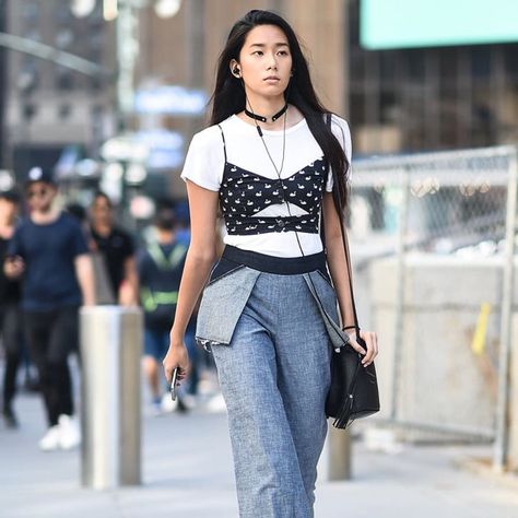 Crop Top Over Shirt, Tank Top Layered Over Shirt, Shirt Layering Outfit, Tank Top Over Shirt, Crop Top Layering, Layered Crop Top, 2024 Street Style, Maximalist Fashion, Denim Street Style