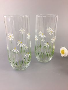 Glass Art Design Ideas, Daisy Glass Painting, Ideas For Glass Painting, Glass Tumbler Painting, Drinking Glass Painting Ideas, Tumbler Painting Ideas, Hand Painted Cups Ideas, Glass Tumbler Painting Ideas, Wine Glass Art Ideas