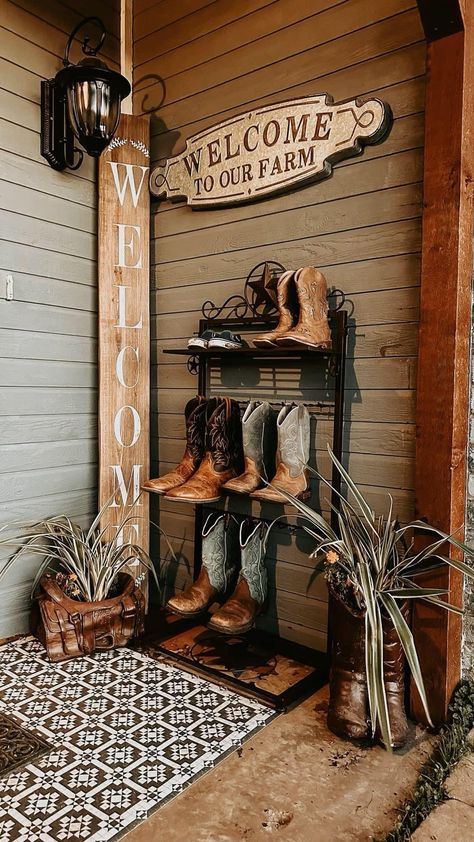 Western Front Porch, Western Houses Ranch Style, Barndo Decor, Western Outdoor Decor, Western Porch, Western House Ideas, Western Decor Ideas, Western Living Room Decor, Ranch Home Decor