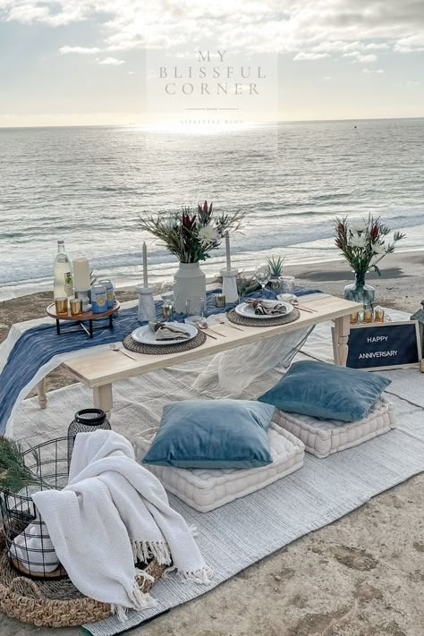 luxury picnic Beach Table Set Up, Pretty Picnic Aesthetic, Beach Party Picnic, Cute Picnic Food Ideas, Date With Friends Aesthetic, Diy Beach Picnic, Diy Luxury Picnic, Aesthetic Picnic Birthday, Picnic Ideas Romantic