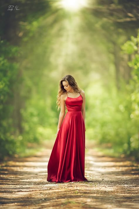 Female Outdoor Poses, Poses In Gowns, Outdoor Model Shoot Poses, Poses On Dress, Prom Photo Shoot Ideas, Pose In Gown, Greenary Photoshoot, Gown Poses Photography Photo Ideas, Formal Gown Photoshoot