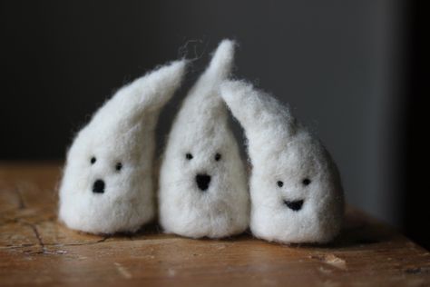 Set of three needle felted ghosts. Approx. 2 to 3 inches high Suitable as decor. String can be added to use as Christmas ornament Product is not suitable as toy for children under age of 3, as it contains small details. Colour may be slightly different from actual item in terms of color due to the lighting during photo shooting or the monitor's display. Felt Halloween Decorations, Cork Christmas Trees, Needle Felted Ornaments, Needle Felted Christmas, Homemade Dolls, Wine Cork Crafts, Felt Halloween, Needle Felting Projects, Cork Crafts