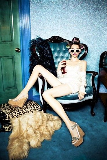 Dazed Digital | Ellen von Unwerth: Do Not Disturb! Jadah Doll, Ellen Von Unwerth Photography, Hotel Shoot, Shooting Studio, Juergen Teller, Mario Sorrenti, Paolo Roversi, Ellen Von Unwerth, High Fashion Photography