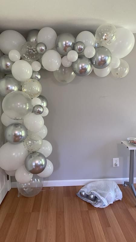 Silver White Birthday Theme, 21st Silver Theme, Balloon Garland Birthday Decoration, Silver White Balloon Decor, Birthday White Decorations, White And Silver Bday Decor, Silver And White Birthday Theme, White Christmas Decor Party, Silver And White Bachelorette Party