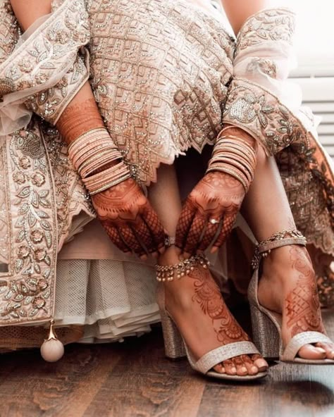 Gorgeous And Pretty Bridal Anklets For Trendsetter Brides Bridal Heels Indian Weddings, Shaadi Vibes, Bridal Anklet, Desi Vibes, Bridal Photography Poses, Bride Photography Poses, Desi Aesthetics, Wedding Photoshoot Poses, Bridal Poses