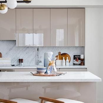 Glossy Taupe Kitchen Island Design Ideas Beige Glossy Kitchen Cabinets, Beige Glossy Kitchen, Lacquered Glass Kitchen Cabinets, Kitchen Glossy Cabinets, Glossy Kitchen Cabinets Modern, Lacquered Glass Kitchen, Beige And White Kitchen, Glossy Kitchen Cabinets, White And Beige Kitchen