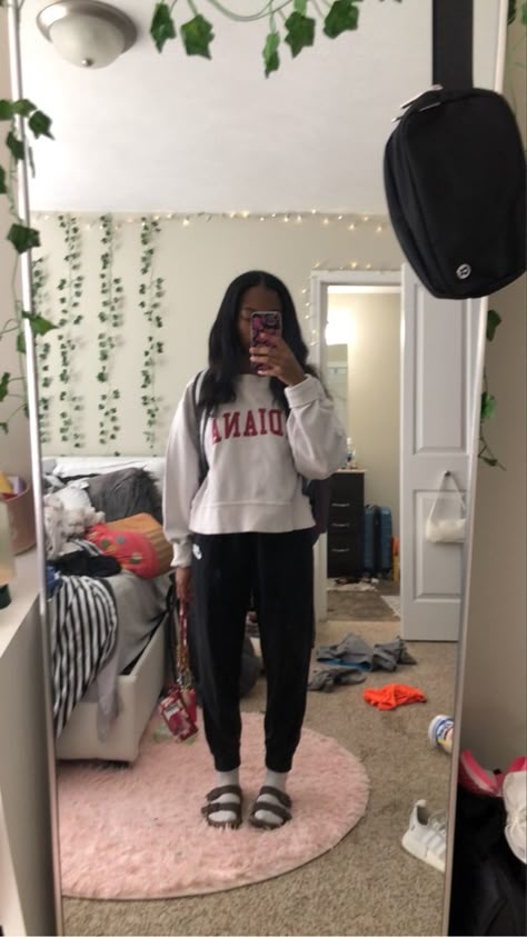 Back To School Outfits With Backpack, Sweatpants Birkenstocks Outfit, Black Leggings And Birkenstocks Outfit, Birkenstocks And Sweatpants, Birkenstock Two Strap Outfit, Birks Sandals Outfits, Birkenstocks With Sweatpants, Burcanstocks Outfit, Outfits With Black Birkenstocks