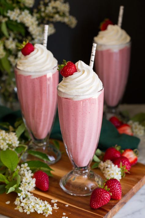 Strawberry Milkshakes Fruits Shake, Ferrero Rocher Milkshake, Coquette 60s, Milkshake Ideas, Carb Breakfast Ideas, Milkshake Recipe Strawberry, Homemade Milkshake, Best Milkshakes, Strawberry And Cream