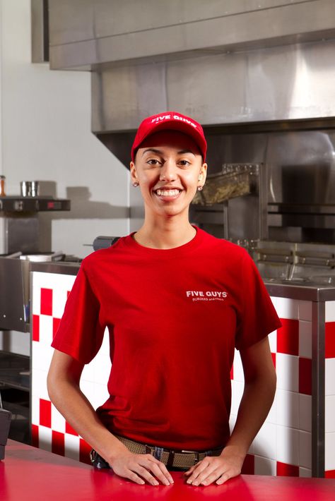 Restaurant Employee Uniform, Fast Food Uniform Ideas, Fast Food Employee Uniform, Employee Shirt Design, Employee Uniform Ideas, Restaurant Staff Uniform Ideas, Work Uniform Outfits, Staff Uniform Design, Work Uniform Ideas