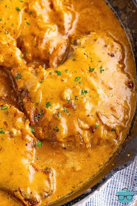 Smothered Pork Chops - The Country Cook Pork Chop Ideas, Stove Top Pork Chops, Seasoned Pork Chops, Slow Cooker Pork Chops Recipes, Skillet Food, Pork Chop Dishes, Pork Chop Casserole, Smothered Pork Chops Recipe, Parmesan Roasted Cauliflower