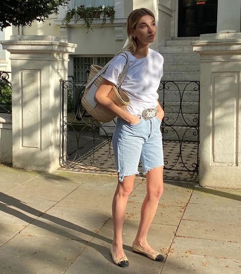 7 Chic Ways French Women Wear a Basic T-Shirt Camille Charriere, Long Denim Shorts, Denim Shorts Style, Denim Shorts Outfit, Classic Denim Shorts, Look Jean, Sleeveless Blazer, Simple Summer Outfits, Amy Jackson