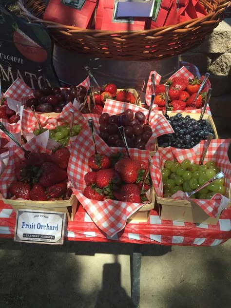 Fresh berries at a Farmers Market birthday party! See more party ideas at CatchMyParty.com! Picnic Farm Party, Picknick Birthday Ideas Kids, Farm Picnic Ideas, Desserts For Outside Parties, Farm Fresh Birthday Party, Picnic Party Theme Ideas, Farmer's Market Birthday Party, Farmers Birthday Party, Farm To Table Birthday Party