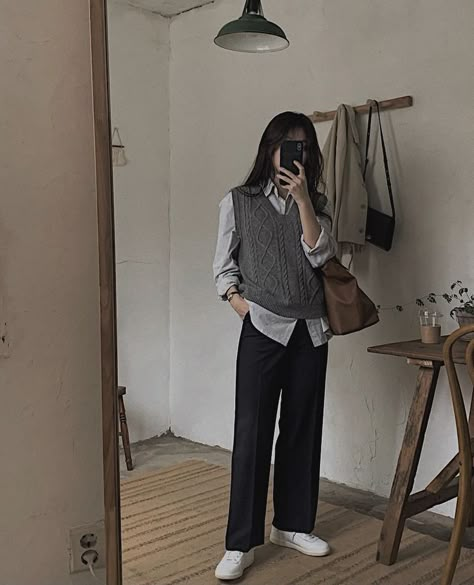 Business Casual Asian, School Outfits Formal, Slacks Outfit Casual, Cardigan Office Outfit, Korean Office Fashion, Women Business Casual Outfits, Chic Office Outfit, Simple Casual Outfits, Casual College Outfits