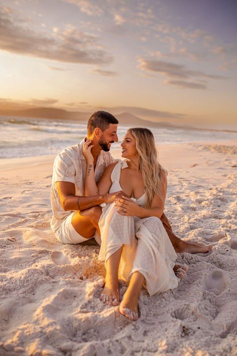 Wedding Pictures Beach, Beach Wedding Pics, Engagement Photo Shoot Beach, Pre Wedding Photoshoot Beach, Engagement Pictures Beach, Couples Beach Photography, Shooting Couple, Couple Beach Pictures, Wedding Fotos