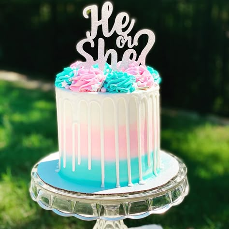 He Or She Cake Ideas, He Or She Gender Reveal Cake, Simple Gender Reveal Cake Pink And Blue, Simple Baby Shower Cake Ideas, Gender Cake Ideas, Small Gender Reveal Cake, Baby Shower Drip Cake, He Or She Cake, Gender Reveal Cake Ideas