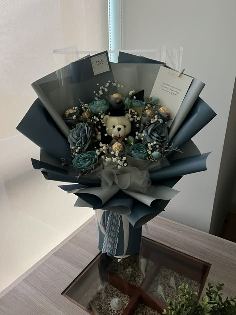 Boys Graduation Bouquet, Guy Flower Bouquets, Graduation Flowers For Men, Graduation Bouquet Ideas For Boys, Flower Box For Men, Graduation Ramos For Guys, Men’s Flower Bouquet, Boy Bouquet Ideas, Bouquet Of Flowers For Men