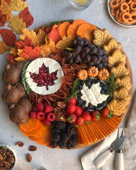 November Treat Ideas, Thanksgiving Cornucopia Charcuterie, Thanksgiving Charcuterie Board, Chocolate Turkey, Thanksgiving Charcuterie, Fall Charcuterie, Holiday Catering, Charcuterie Boxes, Thanksgiving Snacks