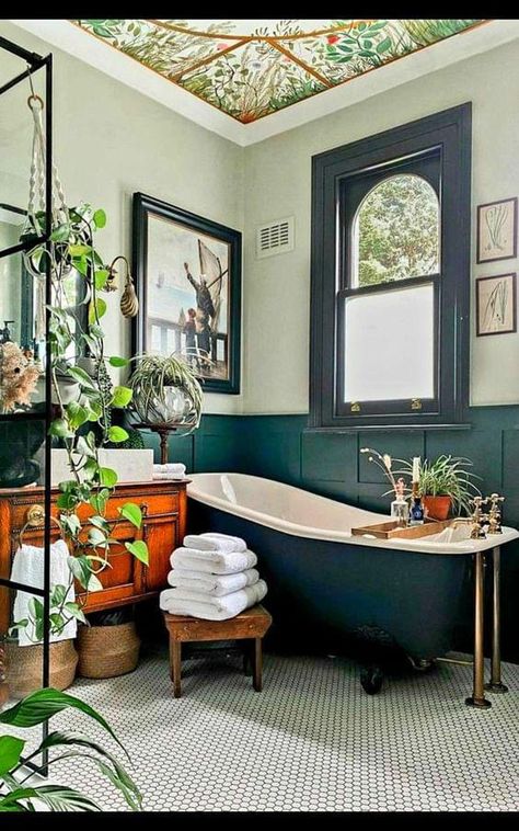 Green Bathrooms Inspiration, Dark Green Bathrooms, Eclectic Bathroom, Green Walls, Bathroom Inspiration Decor, Main Bathroom, Green Bathroom, Small Bathroom Decor, Bathroom Inspo