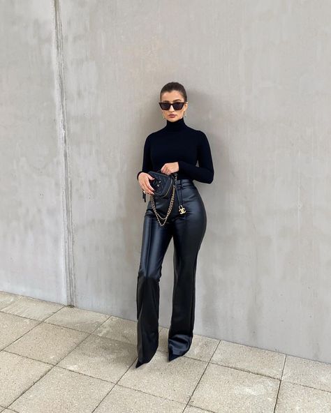 Because of Alice on Instagram: “trousers of the season / @becauseofalice” Esthetician Fits, Because Of Alice, Alice Clothes, Leather Pants Outfit, Classy Winter Outfits, Winter Fashion Outfits Casual, Black Leather Pants, Power Suit, Fashion Weeks