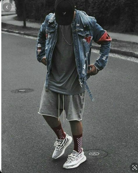 Yeezy Boost 350 Outfit, Yeezy Outfit, Mens Shorts Outfits, Men With Street Style, Streetwear Mode, Short Men Fashion, Streetwear Summer, Yeezy 350, Mens Fashion Casual Outfits