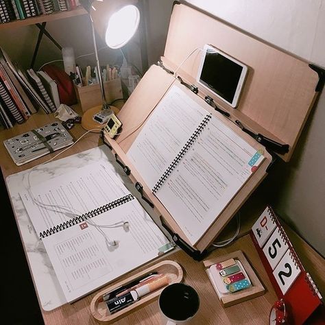 Study Corner, Studying Life, Study Organization, Study Room Decor, College Study, Study Motivation Inspiration, Study Aesthetic, Study Areas, Study Inspo