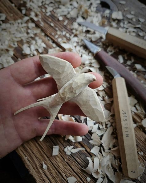 Whittle Away: 30 Super Easy Carving Projects Perfect for Beginners 2024 Wooden Figurines Carved Wood, Wood Carving By Hand, Wood Animal Carving, Small Wood Whittling Projects, Small Wooden Carvings, Wooden Bird Carving, Comfort Bird Carving Pattern, Wood Carving Animals For Beginners, Beginners Wood Carving