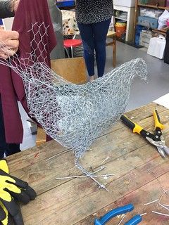 Chicken Wire Sculpture Diy, Chicken Wire Diy, Chicken Wire Sculpture, Chicken Wire Art, Chicken Wire Crafts, Art Fil, Metal Sculptures Garden, Wire Art Sculpture, Garden Workshops