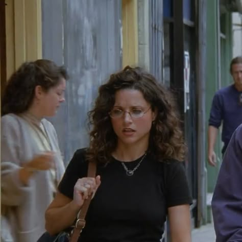 Julia Louis Dreyfus 90s Style, Julia Louis Dreyfus Hair, Julia Louis-dreyfus, Elaine Seinfeld Hair, Elaine Benes Aesthetic, Iconic 90s Characters, Elaine Benes Hair, Elaine Benes Style, Elaine Seinfeld Outfits