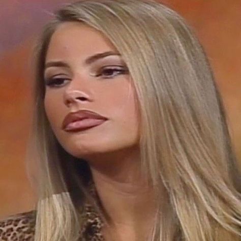 Sofia Vergara in the 90s Sofia Vergara Blonde, Sofia Vergara In The 90s, Sofia Vargas, Sofia Vergara Hair, Sophia Vergara, Beige Blonde Hair, New Hair Look, Pretty Nose, 90s Throwback