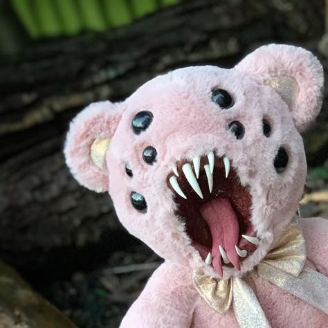 Dont Trust Dolls on Instagram: "Twinkle. *link in bio* Pink fluffy teddy, cute, adorable, mouth full of teeth and eight beady black eyes to stare deep into your soul and pull out the darkest of your fears....  Looks cute with his fancy sparkly bow tie, perfect addition to any dark bedroom corner. #teddy #scary #monster #creepy #horror #scp #scpfoundation #creepystuff #horrorstuff #monsterstuff #nightmare #nightmarefuel #horrorart #scarytoy #horrortoy" 2 Headed Teddy Bear, Two Headed Stuffed Animal, Cute Horror Aesthetic, Creepy Stuffed Animals Diy, Scary Stuffed Animals, Scary Plushies, Creepy Cute Core, Cute Horror Art, Teddy Bear Creepy