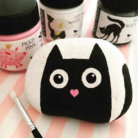 Pink Rock Painting Ideas, Black Rock Painting Ideas, Rock Painting Cats, Cat Painted Rocks, Cat Rock Painting, Cat Rock, Painted Rock Animals, Diy Rock Art, Stone Art Painting