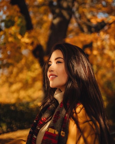 Autumn Poses Photography, Autumn Portrait Photography, Photoshoot Ideas Autumn, Autumn Photoshoot Ideas, Fall Senior Photography, Autumn Photography Portrait, Fall Photo Outfits, Fall Photo Shoot Outfits, Fall Shoot