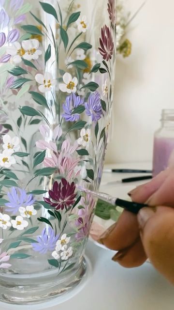 Flowers On Glass Painted, Floral Glass Painting, Painting A Vase Ideas, Painting Vase Ideas, Glass Painting Designs Acrylic, Painted Jars Ideas, Glass Painting Aesthetic, Painted Vases Ideas, Glass Vase Painting Ideas