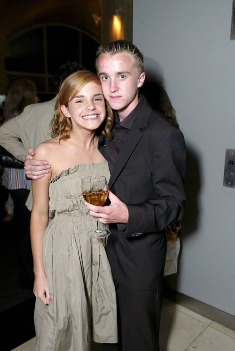 Emma Watson And Tom Felton, Harry Potter Reunion, Emma And Tom, Tom Felton And Emma Watson, Stile Harry Potter, Glume Harry Potter, Emma Watson Style, Buku Harry Potter, Draco And Hermione