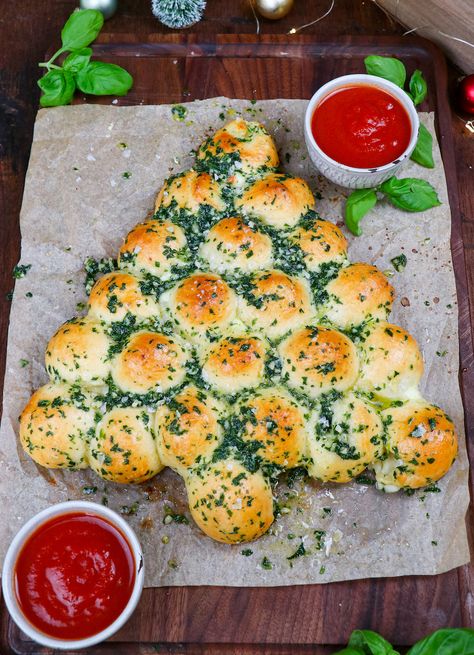 Imagine garlic knots meet mozzarella sticks... this is an easy appetizer festive for Christmas dinner and delicious for the whole family! Cheesy Garlic Knots, Christmas Appetizer Ideas, Christmas Tree Pull Apart Bread, Christmas Tree Bread, Christmas Snacks Easy, Best Christmas Appetizers, Family Christmas Dinner, Garlic Knots Recipe, Christmas Appetizers Easy