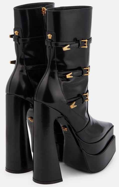 Pointy Boots Outfit, Winter 2023 Runway, Pointy Boots, Versace Clothing, Cute Shoes Heels, Leather Mini Dress, Fancy Shoes, Anne Hathaway, Pretty Shoes