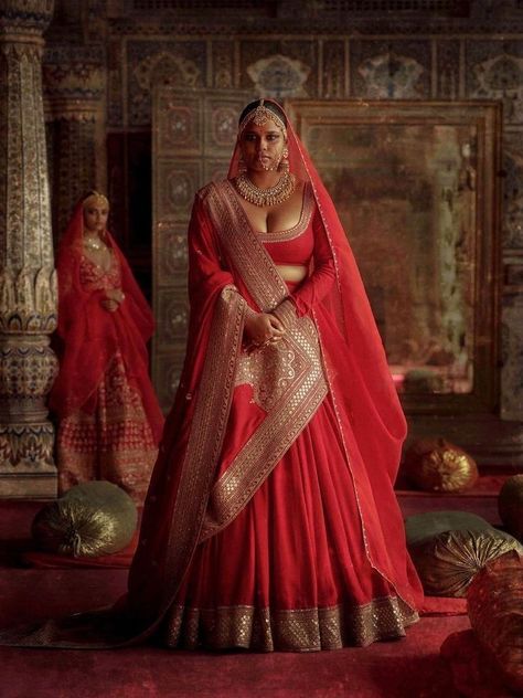 This Simple Sabyasachi Lehenga Is A Bridal Outfit Of Our 'Minimal' Dreams Sabyasachi Lehenga Bridal, Red Bridal Lehenga, Sabyasachi Bridal, Sabyasachi Lehenga, Anne Barge, Indian Bride Outfits, Bridal Lehenga Collection, Bridal Lehenga Red, Lehenga Collection