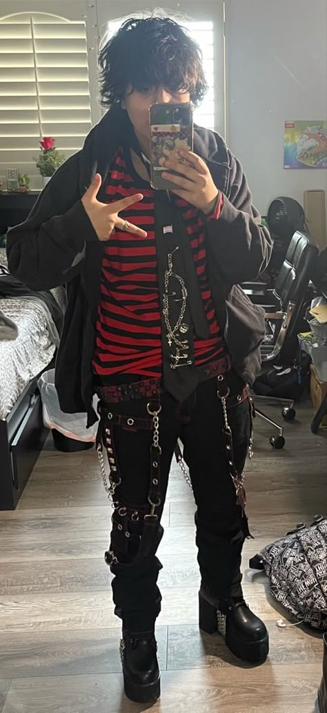 Emo Outfits 2000s, 2000s Boys Fashion, 2010 Outfits, Emo Boy Hair, Emo Outfit Ideas, Scene Boys, Fashion 2000s, Outfits 2000s, Interesting Outfits