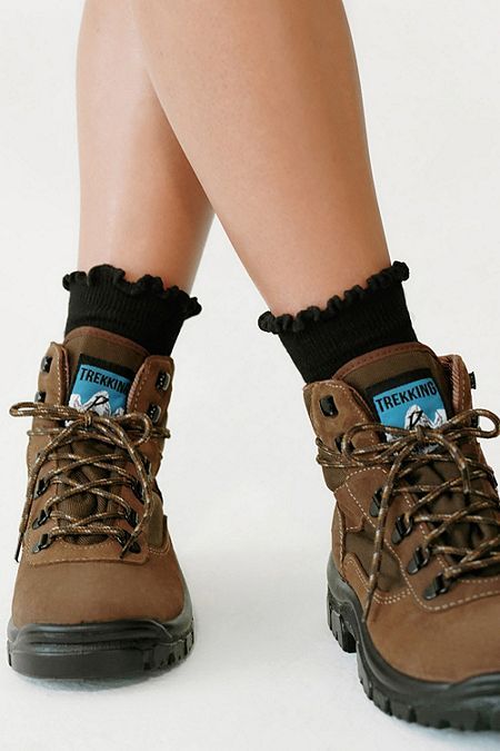 Hiking Boots Cute, Aesthetic Hiking Shoes, Aesthetic Hiking Boots, Cute Hiking Shoes For Women, Cute Hiking Boots Women, Hiking Shoes Aesthetic, Hiker Outfits, Hiking Boots Aesthetic, Trekking Shoes Women