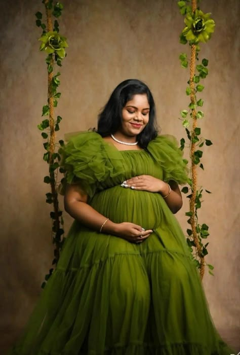 Green Baby Shower Dress, Chubby Pregnant Women, Pregnancy Dresses For Wedding Guest, Maternity Dresses For Wedding Guest, Plus Size Maternity Photos, High Fashion Maternity, Baby Shower Shoot, Green Maternity Dress, Baby Shower Gowns