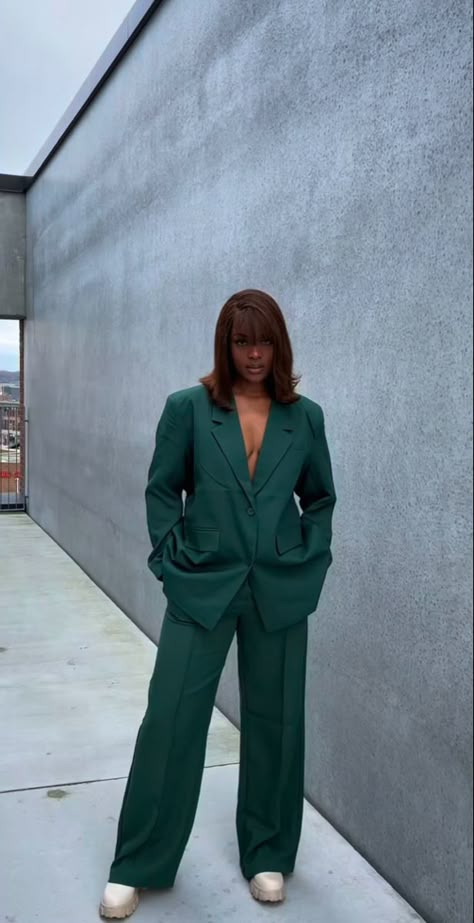 Suits For Women Curvy, Suit Pictures Ideas Women, Suit Graduation Pictures Women, Black Women In Suits, Josie Aesthetic, Graduation Suits For Women, Green Suit Women, Graduation Fits, Corporate Wears