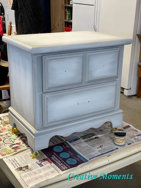 Decorate your bedroom on a budget with this cute nightstand upcycle idea. We are in love with this painted furniture flip before and after. 80s Bedroom Furniture Makeover, How To Paint Nightstand, Night Stand Refinishing Ideas, Refinished Nightstand Before And After, 80s Nightstand, Painted Nightstand Ideas Color Schemes, Night Stand Color Ideas, Refinishing Nightstand Ideas, Chalk Paint Bedside Table