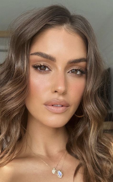 Natural Glam Makeup Brunette, Clean Girl Makeup Brown Eyes, Natural Make Up For Prom, Wedding Makeup For Light Brown Eyes, Natural Brown Smokey Eye, Easy Make Up For Brown Eyes, Soft Brown Wedding Makeup, Brown Eye Natural Makeup, Makeup 2024 Natural