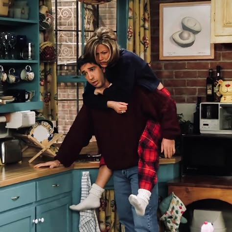 Iconic Friends Scenes, Friends Tv Show Scenes, Friends Iconic Scenes, Friends Photo Collage, Chandler Joey, Monica Chandler, Rachel Green Outfits, Friends Best Moments, Ross And Rachel