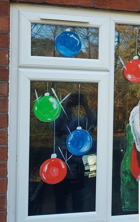 Christmas Window Painting Ornaments, Retail Window Painting Ideas, Painted Window Art Christmas, Window Painting For Christmas, Thanksgiving Window Painting Ideas, Thanksgiving Window Art, Christmas Window Paint, Christmas Window Painting Easy, Hand Painted Windows